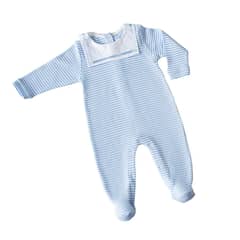 BB MIO - ENTERITO VICENTE MANGA LARGA COLOR CELESTE CON BRODERI EN CUELLO