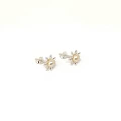 ANDREA COGGIOLA JOYAS - Aros Flor Margarita Perla de Río y Circón Plata Fina 925.