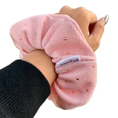 SCRUNCHIES - Scrunchie sofia rosado con tachas doradas