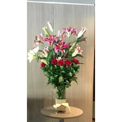 GENERICO - Florero 40 cms. con Lilium, Rosas y Ruscus (Flores Naturales)
