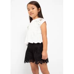 MAYORAL - Short con motivo perforado de algodón para niña