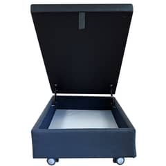 BLOCCARE - Base de Cama Baúl 1.5 plazas - Con Ruedas Logo 190 cm (Frontal)