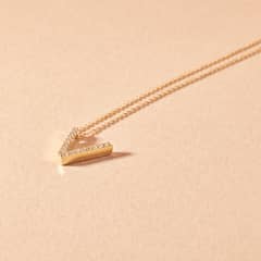 JB JOYAS BARON - Collar Oro Amarillo 18kt Diamante Letra V 9Pts - Danielle Costantini