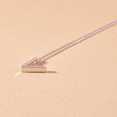 JB JOYAS BARON - Collar Oro Blanco 18kt Diamantes Letra V 9Pts - Danielle Costantini