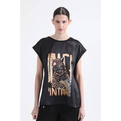 LIOLA - Polera Con Satin Estampado Tigre Animal, Negro