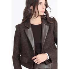 LIOLA - Blazer Crop Tweed Fantasia Con Aplicación Cuero Café