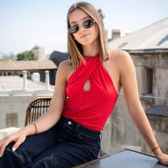 ME QUIERE MUCHO POQUITO NADA - Crop Top Rojo Halter con Cuello Alto Cruzado - Lord - MQM