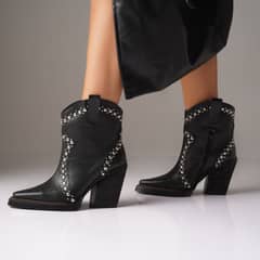 ANNY OUTFITS - Bota Cuero Greed Negro tachas