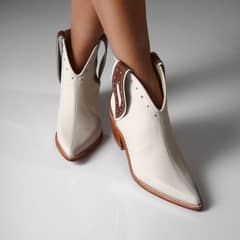 ANNY OUTFITS - Botin Latte cuero Natural.