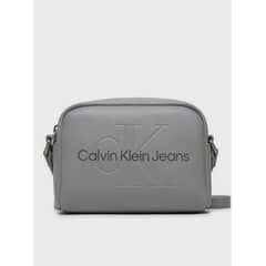 CALVIN KLEIN - Bandolera Sculped Gris