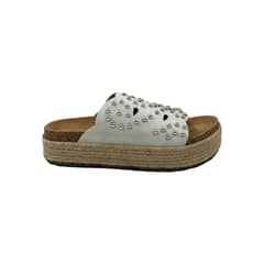 HERIEL - Sandalia Blanca Plataforma Tachas