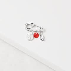 BY LAS CAYETANAS - Ganchito De Protección Para Bebé Con San Benito Cristal Rojo Y LETRA