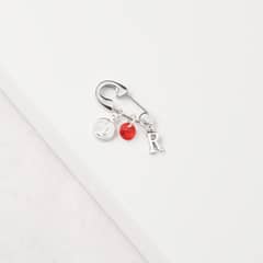 BY LAS CAYETANAS - Ganchito De Protección Para Bebé Con San Benito Cristal Rojo Y LETRA