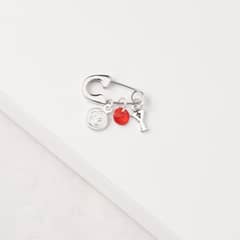 BY LAS CAYETANAS - Ganchito De Protección Para Bebé Con San Benito Cristal Rojo Y LETRA