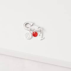 BY LAS CAYETANAS - Ganchito De Protección Para Bebé Con San Benito Cristal Rojo Y LETRA