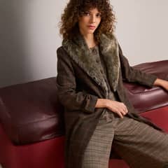 BASEMENT - Abrigo Mujer Fran Larrain