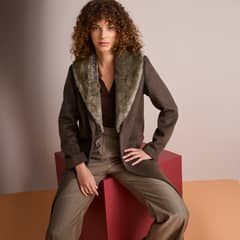BASEMENT - Abrigo Mujer Fran Larrain