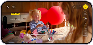 iPhone 17, frente, la pantalla muestra la cámara frontal grabando un video