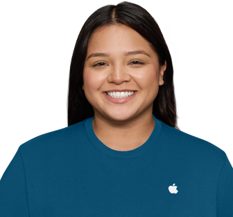 Una especialista de Soporte de Apple sonríe y lleva puesta una camiseta con el logo de Apple